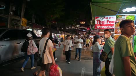 Chatuchak-Weekend-Night-Market-filled-with-local-and-foreign-tourists-who-are-looking-for-food-being-sold-by-hawkers-in-Chatuchak,-Bangkok,-Thailand