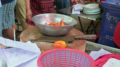 Die-örtlichen-Straßenhändler-Bereiten-Einige-Lokale-Spezialitäten-Zu-Und-Bereiten-In-Den-Straßen-Von-Bangkok,-Thailand,-Thailändische-Nordöstliche-Isan-Gerichte-Und-Den-Weltberühmten-Papayasalat-Zu