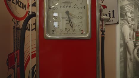 Un-Viejo-Dispensador-De-Combustible-Es-Una-Reliquia-En-El-Museo-Técnico-Nacional-De-Praga,-Un-Recordatorio-De-épocas-Pasadas-De-Reabastecimiento-De-Combustible,-República-Checa