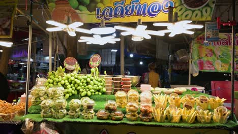 Würzige-Und-Herzhafte-Mangos,-Die-Von-Straßenhändlern-In-Der-Fußgängerzone-Des-Chatuchak-Wochenendnachtmarkts-In-Bangkok,-Thailand,-Ausgestellt-Und-Verkauft-Werden