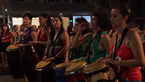 Weibliche-Demonstranten-Percussion-Band-Tritt-Auf-Den-Straßen-Von-Buenos-Aires-Für-Die-Rechte-Der-Frauen-Auf,-Frau-Blickt-In-Die-Kamera