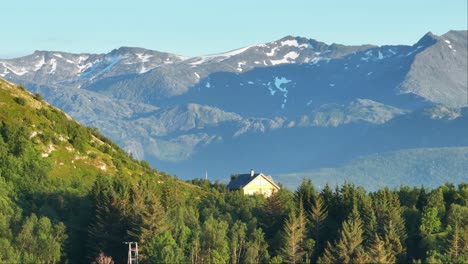 Casa-En-La-Cima-De-Una-Colina-Con-árboles-Verdes-En-Un-Día-Soleado-En-Noruega