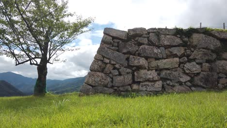 Takeda-Burgruinenlandschaft-Im-Sommer,-Japanisches-Nationales-Historisches-Steindenkmal