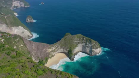 Erstellen-Sie-Eine-Visuelle-Reise,-Die-Den-Betrachter-An-Die-Küste-Balis-Entführt-Und-Den-Diamond-Beach-Mit-Seinem-Elfenbeinfarbenen-Sand,-Dem-Kristallklaren-Wasser,-Den-Ikonischen-Felsformationen-Und-Dem-Wahren-Tropischen-Paradies-Entdeckt