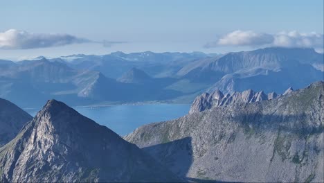 Vista-Aérea-De-La-Cordillera-Rocosa-Cerca-De-Lonketinden-En-La-Isla-Senja,-Noruega