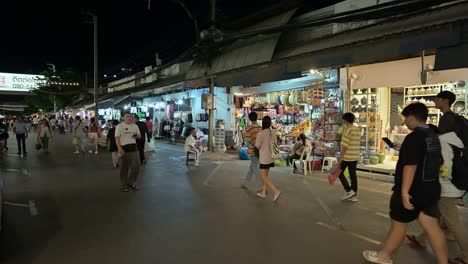 Chatuchak-Weekend-Night-Market-late-at-night-with-local-and-foreign-tourist-walking-and-looking-souvenirs-to-buy,-Bangkok,-Thailand