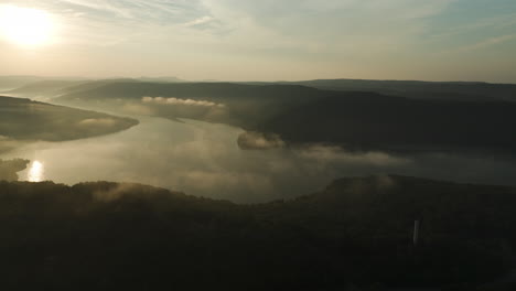 Ruhige-Landschaft-Des-Lake-Fort-Smith-Bei-Sonnenaufgang-In-Arkansas,-USA-–-Luftaufnahme