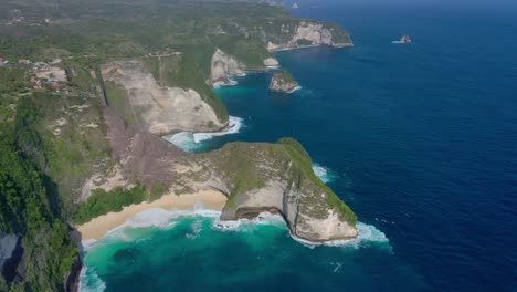 Aerial-footage-captures-the-essence-of-Diamond-Beach's-appeal,-Discover-Diamond-Beach-With-its-ivory-sands,-crystalline-waters,-iconic-rock-formations,-and-true-tropical-paradise