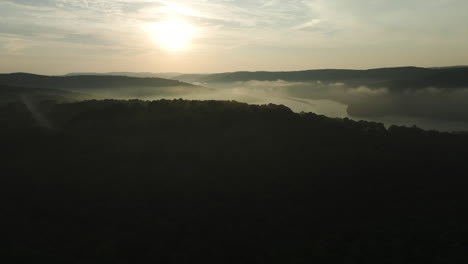 Lake-Fort-Smith-Bei-Sonnenaufgang-Oder-Sonnenuntergang-In-Arkansas,-USA---Luftaufnahme