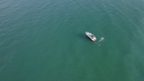 Turistas-Nadando-En-El-Mar-Azul-Con-Yate-De-Lujo.