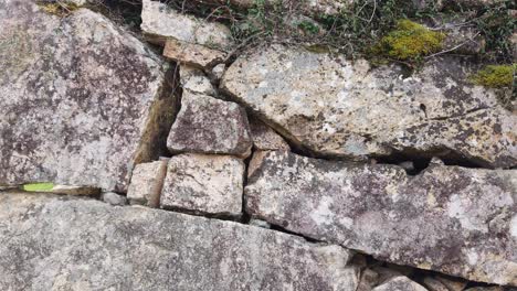 Ruinas-Del-Castillo-De-Takeda-Muros-De-Piedra-Textura-De-Primer-Plano-Sitio-Histórico-De-Japón