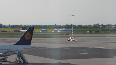 Flugzeug-Bereitet-Sich-Auf-Den-Start-Am-Václav-Havel-Flughafen-In-Prag,-Tschechische-Republik,-Vor