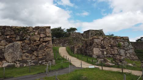 Paisaje-Panorámico-De-Las-Ruinas-Del-Castillo-De-Takeda,-Hito-Turístico-Japonés,-Muros-De-Piedra