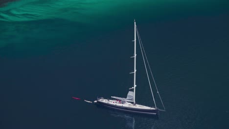 Segelboot-Ohne-Segel,-Das-Im-Ruhigen-Blauen-Meer-In-Norwegen-Schwimmt