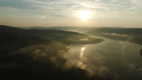 Lake-Fort-Smith-Bei-Sonnenaufgang-In-Arkansas,-USA---Luftaufnahme