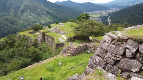 Ruinas-Panorámicas-Del-Castillo-De-Takeda-Paisaje-Valle-De-Montaña-En-Verano-Verde-Japonés-En-Asago-Hyōgo,-Japón