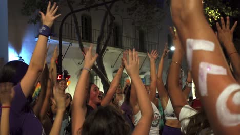 Un-Grupo-De-Mujeres-Y-Niños-Levantan-La-Mano-Durante-Una-Manifestación-Feminista-Pública-Cerca-Del-Cabildo-Y-La-Plaza-De-Mayo.