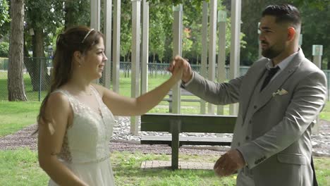 Junges-Hochzeitspaar-Tanzt-Und-Dreht-Sich-Im-Wunderschönen-Park