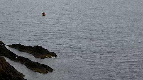 Boot-Schwimmt-In-Richtung-Dunnottar-Castle,-Schottland,-Vereinigtes-Königreich