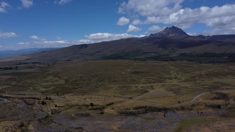 Erleben-Sie-Die-Magie-Von-Ecuadors-Páramos-In-Diesem-4K-Drohnenvideo-Und-Nähern-Sie-Sich-Dem-Faszinierenden-Sincholagua-Vulkan,-Dessen-Gewaltige-Schönheit-Vor-Der-Kulisse-Ruhiger-Hochlandlandschaften-Liegt
