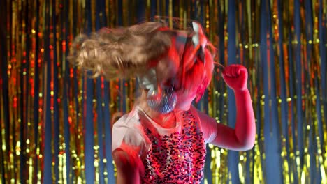 Futuristisches-Teenager-Mädchen,-Das-Musik-über-Kopfhörer-Hört-Und-In-Zeitlupe-Im-Disco-Party-Club-Tanzt