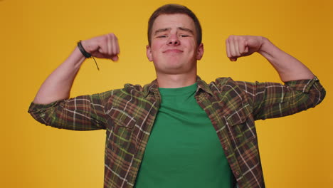 Hombre-Mostrando-Bíceps-Y-Luciendo-Confiado,-Sintiendo-Fuerza-Para-Luchar-Por-Los-Derechos,-éxito