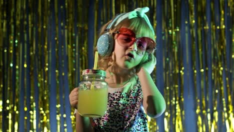 Futuristisches-Hipster-Teenager-Mädchen-Mit-Ananas-Fruchtsaft,-Das-über-Kopfhörer-Musik-Hört-Und-Tanzt