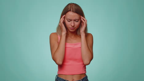 Frau-Reibt-Sich-Die-Schläfen,-Um-Kopfschmerzen-Zu-Heilen,-Leidet-Unter-Verspannungen-Und-Migräne,-Stress-Und-Schmerzen