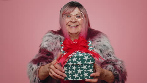 Lächelnde-Frau,-Die-Eine-Geschenkbox-Zum-Geburtstag-überreicht,-Streckt-Die-Hände-Aus-Und-Bietet-Ein-Verpacktes-Geschenk-Für-Die-Karriereprämie-An