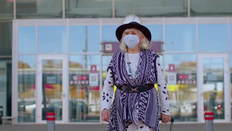 Senior-Rentner-Touristen-Großmutter-Mit-Schützender-Gesichtsmaske,-Vermeiden-Sie-Coronavirus-In-Der-Nähe-Des-Flughafens