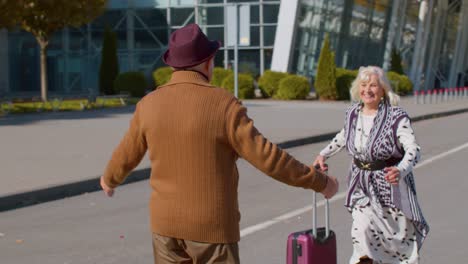 Senior-Anciano-Marido-Y-Mujer-Jubilados-Turistas-Reunión-Reunión-En-La-Terminal-Del-Aeropuerto-Después-De-Viajar