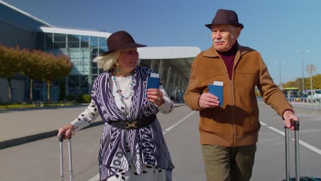 Ehemann,-Ehefrau,-Rentner,-Touristen-Gehen-Zum-Flughafenterminal,-Um-Mit-Gepäck,-Tickets-Und-Pässen-Einzusteigen