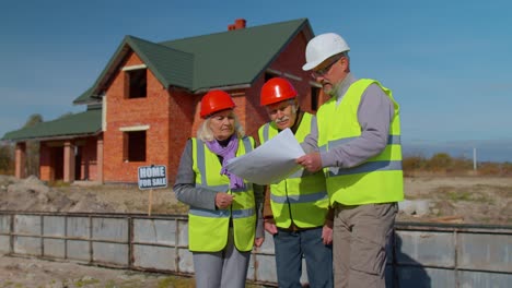 Team-Von-Spezialisten,-Die-Gemeinsam-Mit-Einem-Leitenden-Bauingenieur-Ein-Nahezu-Modernes-Hausimmobilienbauprojekt-übernehmen