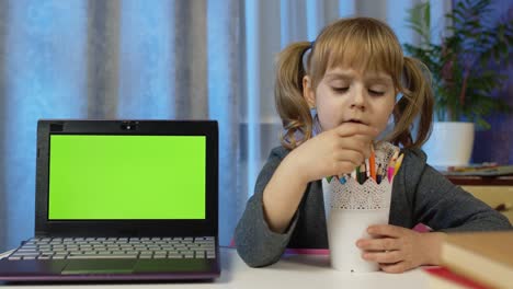 Online-Lernen,-Fernunterricht,-Unterricht-Zu-Hause,-Technologie-Für-Kinder,-Laptop-Mit-Grünem-Bildschirm