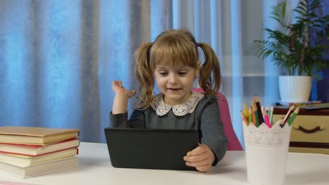 Kind,-Mädchen,-Schülerin,-Schülerin-Lernt-Lektionen-Mit-Der-Lehrerin,-Die-Zu-Hause-Ist-Und-Einen-Digitalen-Tablet-Computer-Verwendet