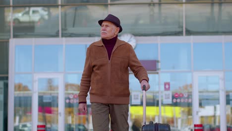 Senior,-Rentner,-Tourist,-Großvater,-Geschäftsmann,-Der-Mit-Gepäcktasche-Vom-Tor-Der-Flughafenhalle-Läuft