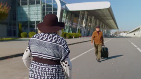 Älterer-Alter-Ehemann-Und-Ehefrau,-Rentner,-Touristen,-Treffen-Im-Flughafenterminal-Nach-Der-Reise