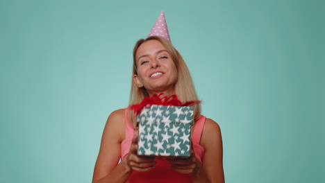 Lächelnde-Frau,-Die-Eine-Geschenkbox-Zum-Geburtstag-überreicht,-Streckt-Die-Hände-Aus-Und-Bietet-Ein-Verpacktes-Geschenk-Für-Die-Karriereprämie-An