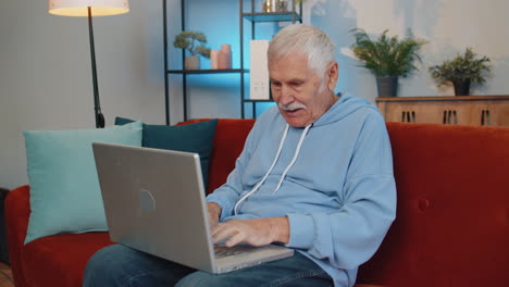 Überglücklicher-älterer-Mann,-Der-Am-Laptop-Arbeitet,-Feiert-Erfolg,-Gewinnt-Geld-In-Der-Lotterie-Und-Erhält-Online-Gute-Nachrichten