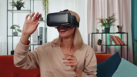 Junge-Mädchen-Verwenden-Zu-Hause-Eine-Virtual-Reality-Headset-Brille,-Spielen-Ein-3D-Videospiel-Und-Machen-Gesten-Mit-Den-Händen