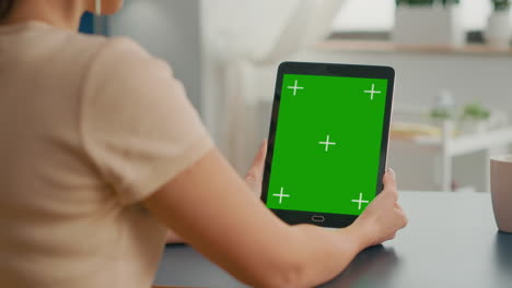 Freiberuflerin-Hält-Tablet-Computer-Mit-Nachgebildetem-Greenscreen