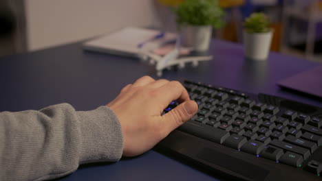 Nahaufnahme-Eines-Spielers,-Der-Auf-Einer-Professionellen-RGB-Tastatur-Tippt