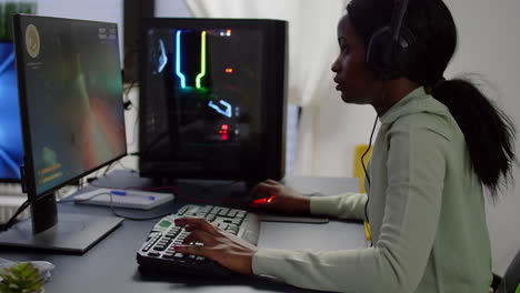 Verärgerter-Afrikanischer-Videospielspieler,-Der-Den-Online-Videospielwettbewerb-Verliert