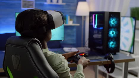 Rückansicht-Einer-Schwarzen-Gamerin,-Die-Ein-VR-Headset-Trägt-Und-Mit-Einem-Joystick-Spielt