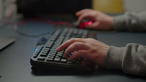 Nahaufnahme-Der-Hände-Eines-Profi-Cyber-Mannes,-Der-Ein-Videospiel-Mit-Einer-RGB-Tastatur-Spielt