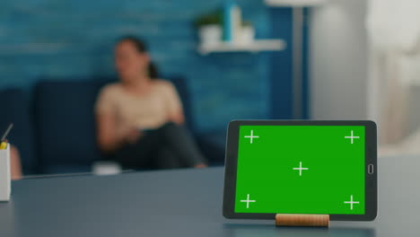 Laptop-computer-with-mock-up-green-screen-chroma-key-display