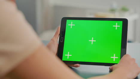 Tablet-Computer-Mit-Nachgebildetem-Greenscreen-Chroma-Key-Display