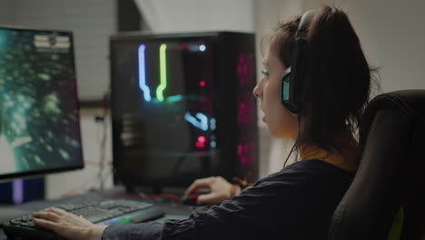 Professioneller-ESport-Gamer-Mit-Headset,-Der-An-Kompetitiven-Videospielen-Teilnimmt