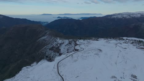 Toma-Aérea-De-Establecimiento-De-La-Cordillera-Andina-Con-Nieve-Durante-El-Invierno