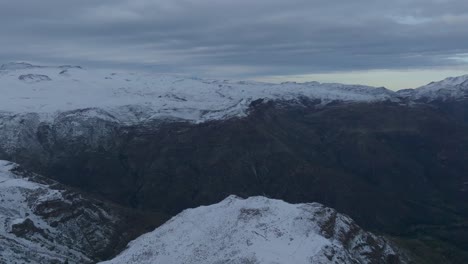 Einflugaufnahme-Der-Weiten-Landschaft-Im-Verschneiten-Andengebirge